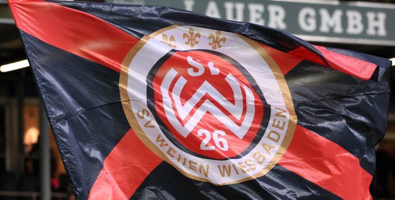 Wehen-Wiesbaden-Fans-Fahne