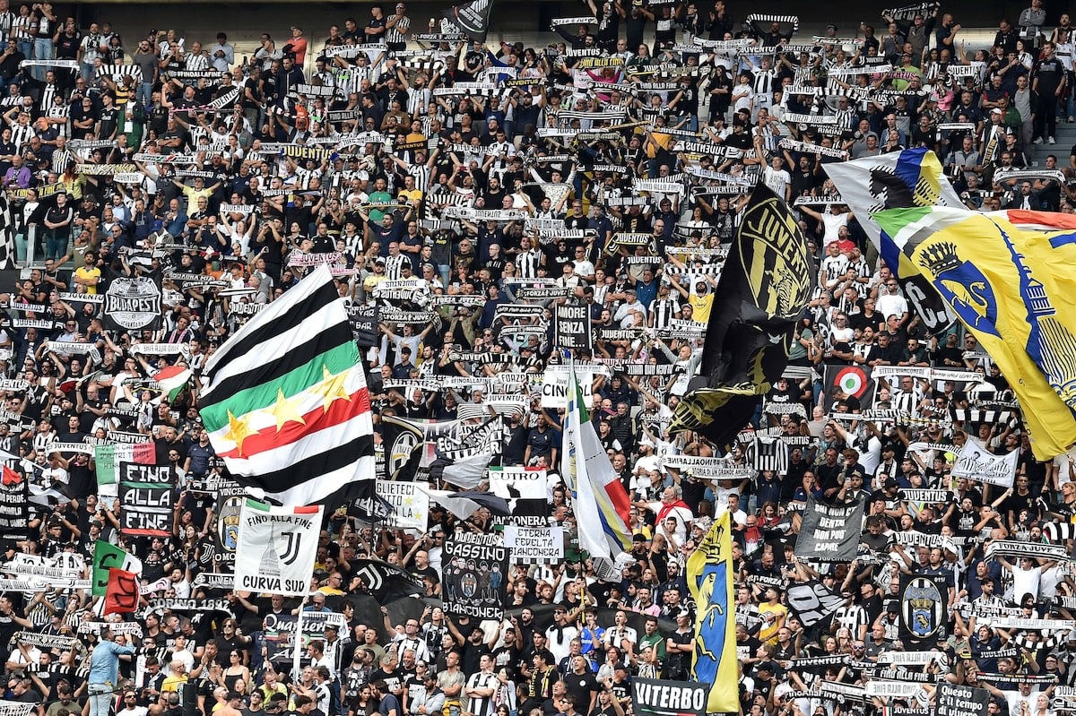 juventus-turin-flagge-fans-min