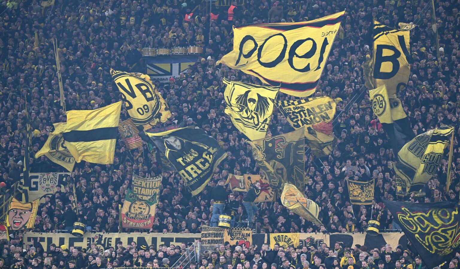 Die BVB-Fans feiern den Achtelfinal-Einzug