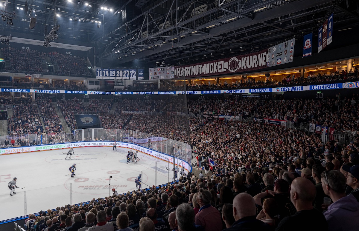 Eishockey-Eisbaeren-Berlin-Fans