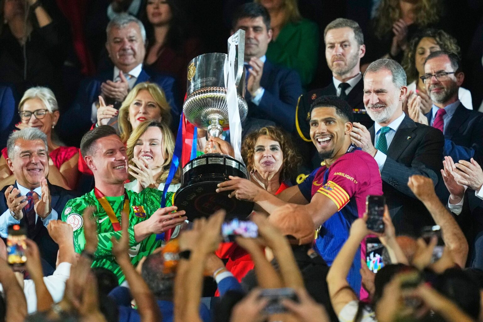 Der lange verletzte Marc-Andre ter Stegen (l) nahm gemeinsam mit Ersatzkapitän Ronald Araujo den Pokal entgegen.
