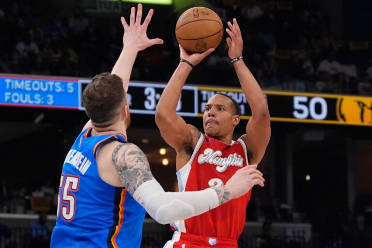 Isaiah Hartenstein (l) steht mit Oklahoma in der nächsten Playoff-Runde.