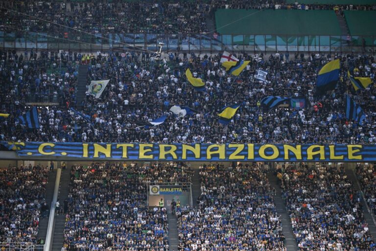 inter-mailand-fans-flaggen