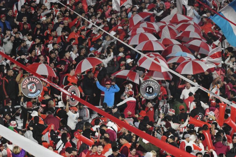 river-plate-fans-flaggen