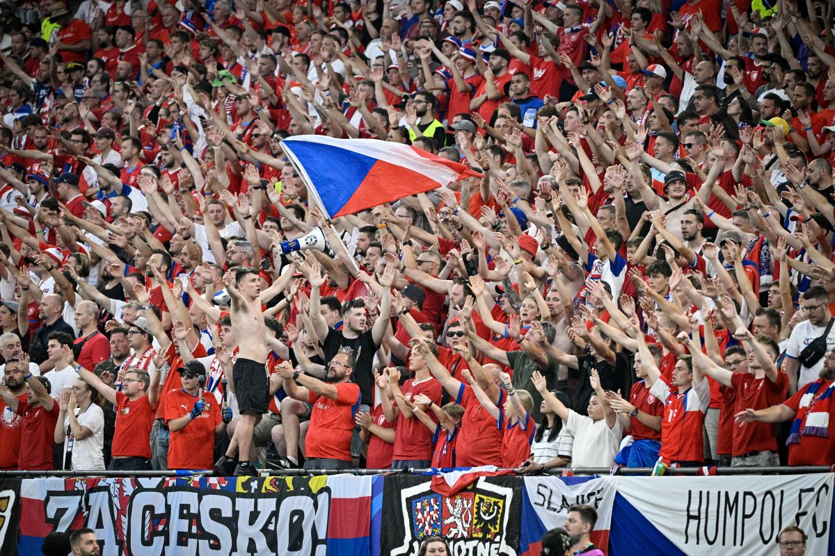 tschechien-fans-flaggen