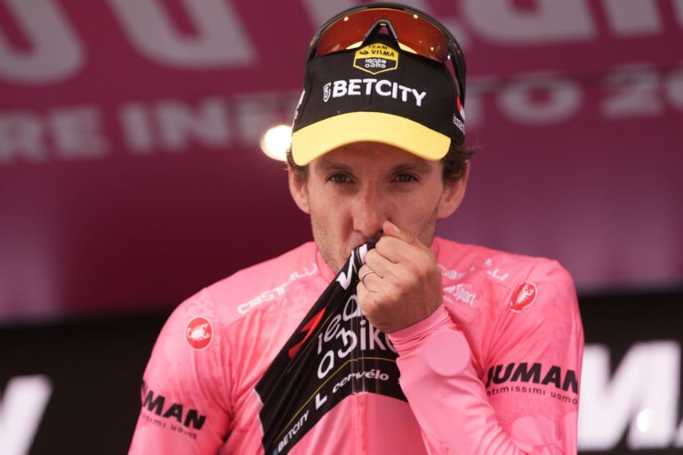Designierter Giro-Champion: Simon Yates am Ziel seiner Träume.