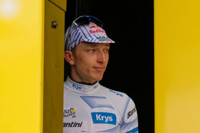 Florian Lipowitz trägt bei der Tour de France nun das Weiße Trikot des besten Nachwuchsfahrers.