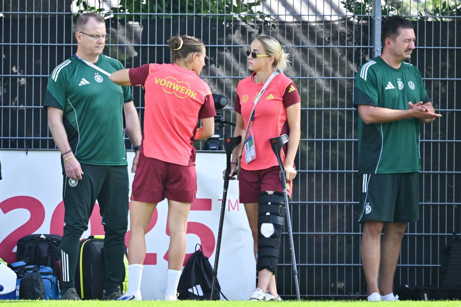 Training unmöglich: Die verletzte Giulia Gwinn bei der Einheit am Sonntag.
