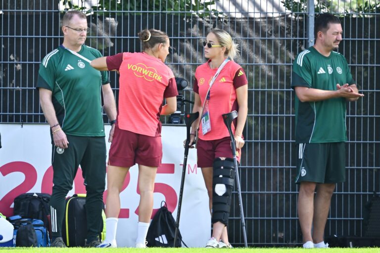Training unmöglich: Die verletzte Giulia Gwinn bei der Einheit am Sonntag.