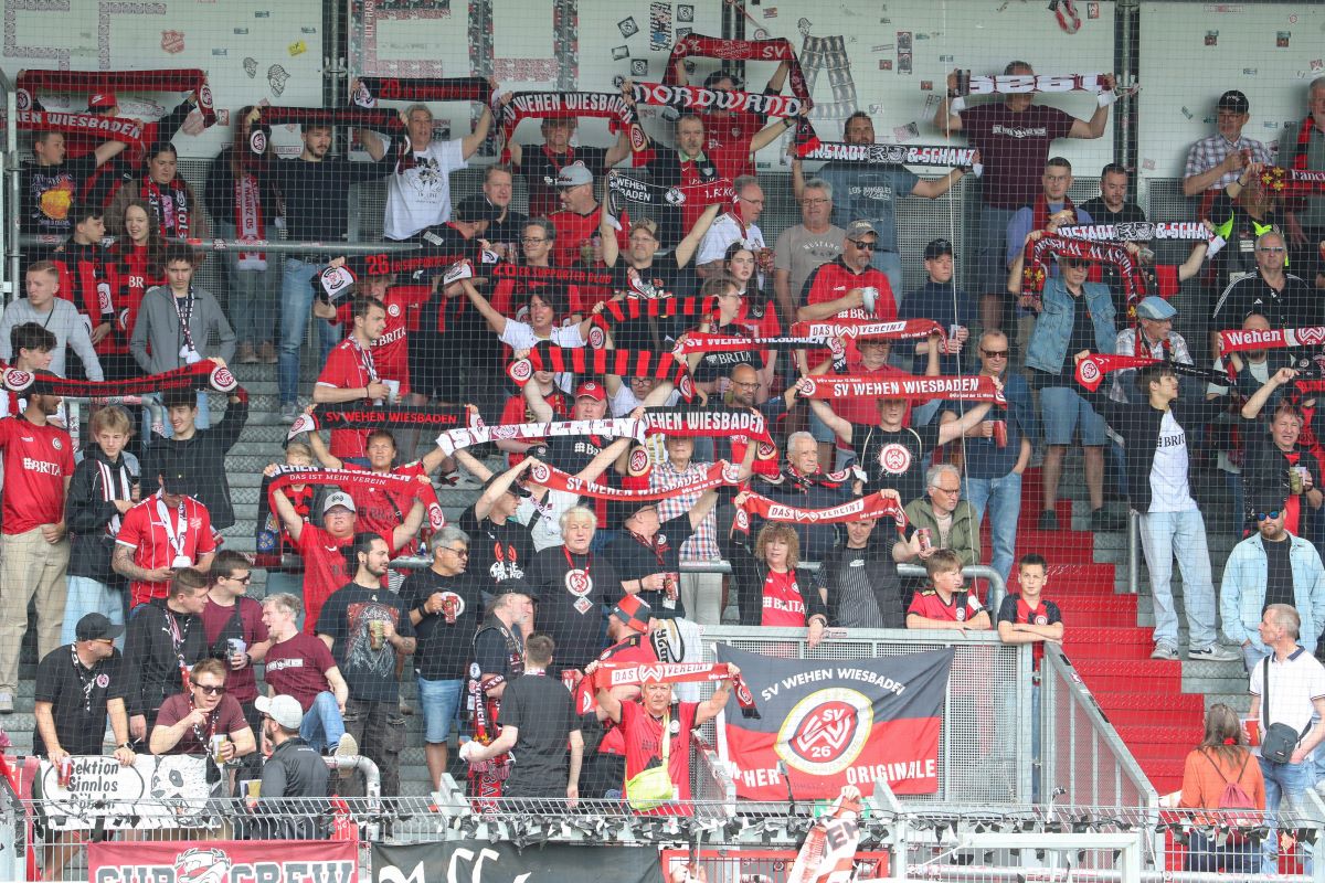 wehen-wiesbaden-fans-und-flaggen