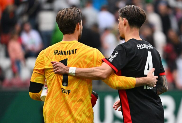 Kevin Trapp (l) fehlt im Pokal-Kader von Eintracht Frankfurt und hat die Kapitänsbinde an Robin Koch abgegeben.