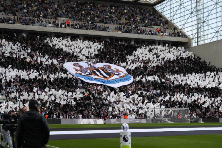 newcastle-fans-und-flaggen