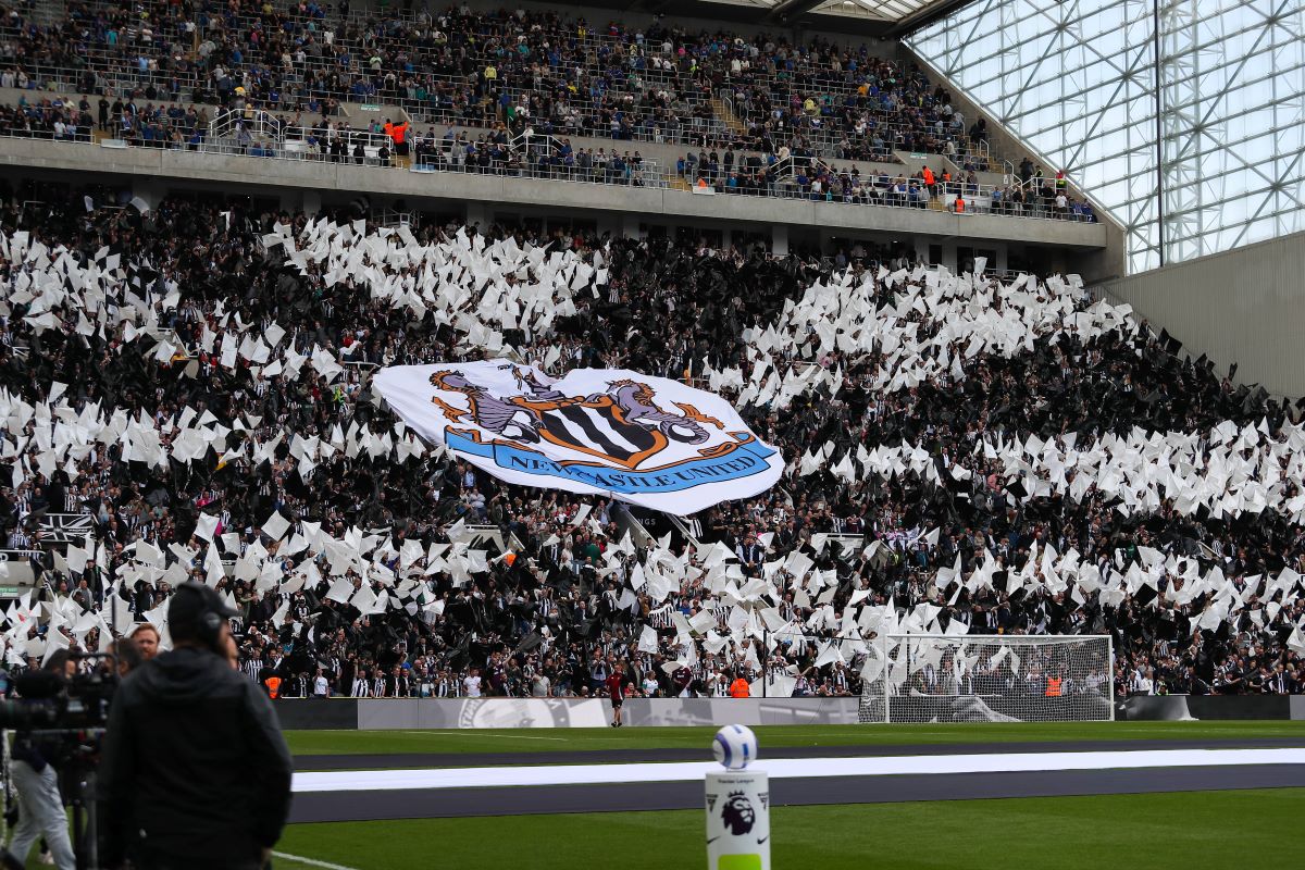newcastle-fans-und-flaggen