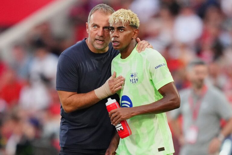 Hansi Flick (l) mit seinem Starspieler Lamine Yamal.