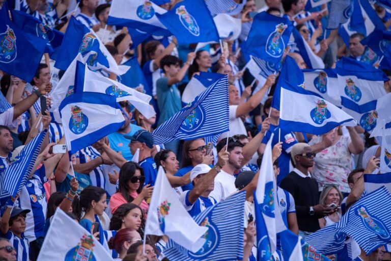 fc-porto-fans-flaggen