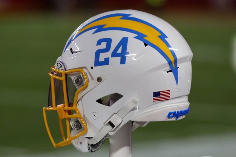 la-chargers-helm