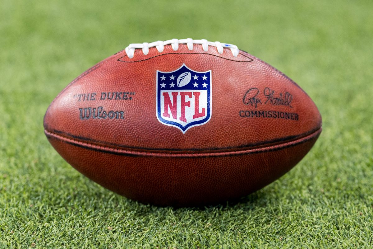 nfl-football-auf-rasen