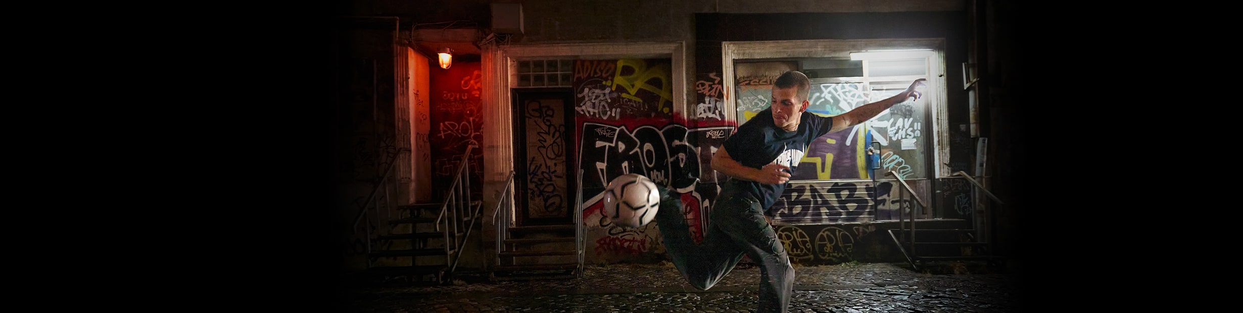 tipico-campaign-footballer-street-desktop