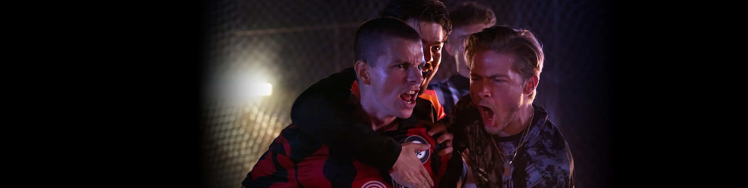 tipico-campaign-group-cheering-desktop