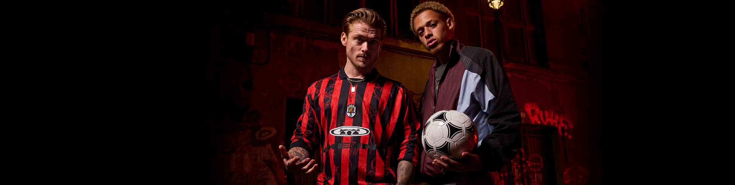 tipico-campaign-two-guys-with-football-desktop