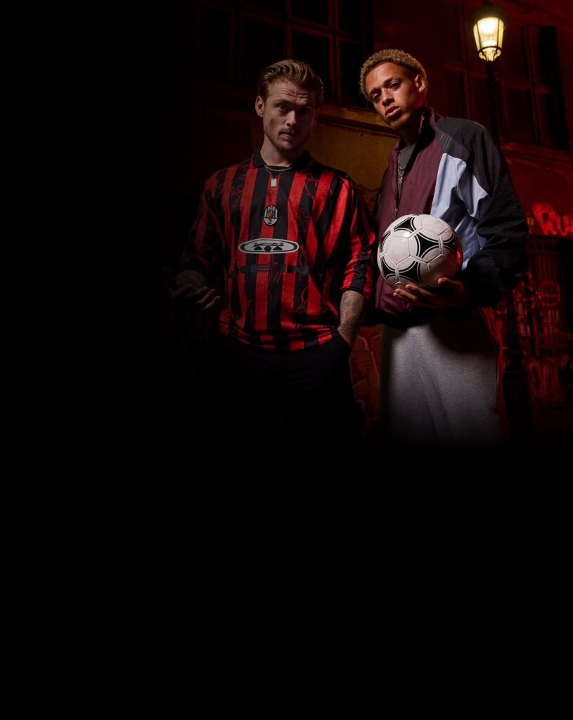 tipico-campaign-two-guys-with-football-mobile