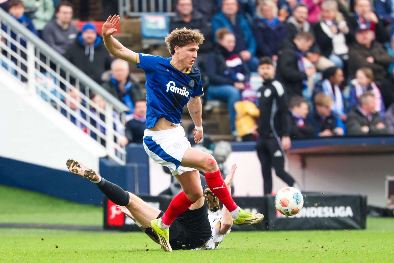 Kiels Phil Harres (l) und Elversbergs Maximilian Rohr kämpfen um den Ball.