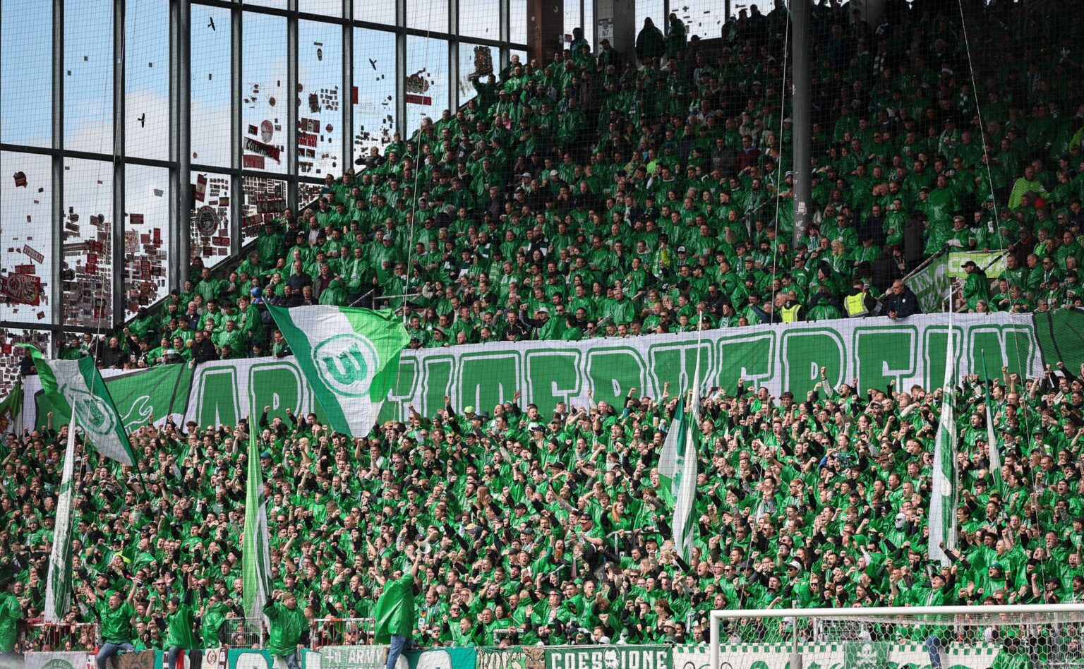 Fans des VfL Wolfsburg feiern in Hamburg ihre Mannschaft.