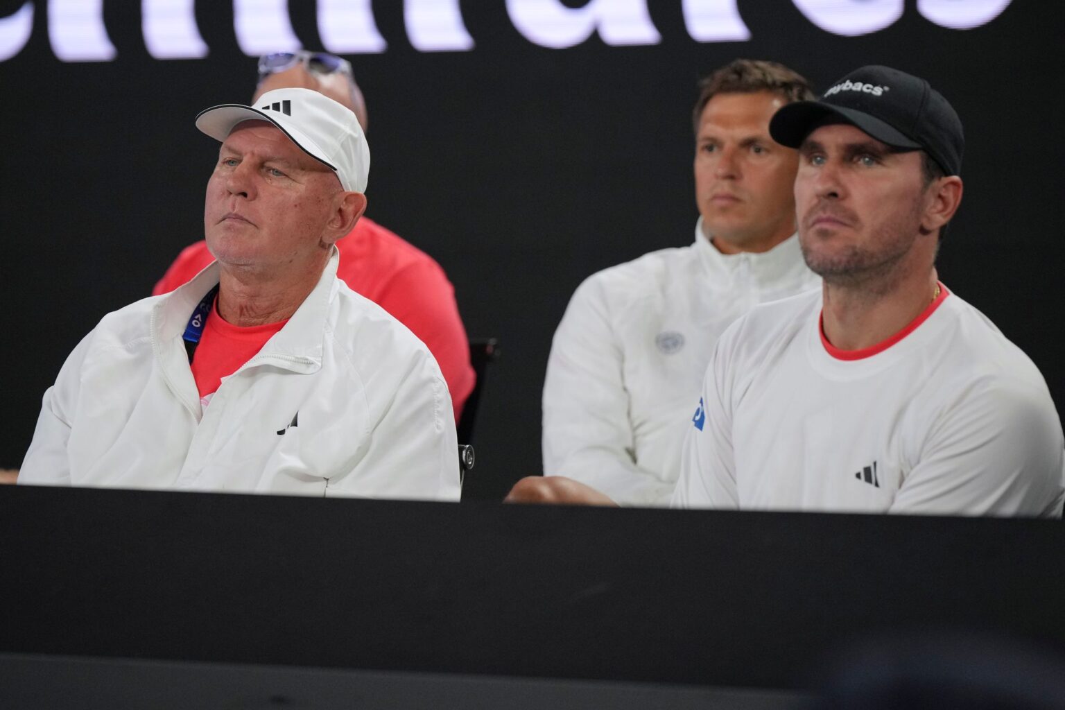 Alexander Zverev senior (l) und Mischa Zverev schauen bei einem Match von Alexander Zverev zu. (Archivbild)