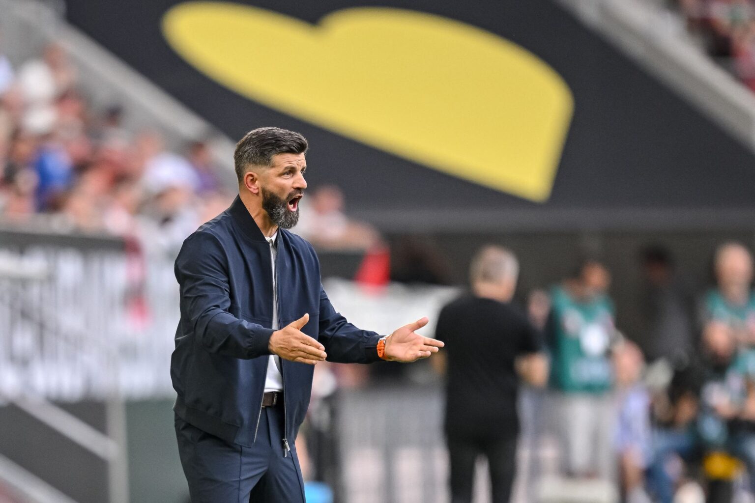 «Wir kennen unsere Rolle als Aufsteiger.» Schalke-Coach Miron Muslic in Aktion am Spielfeldrand.