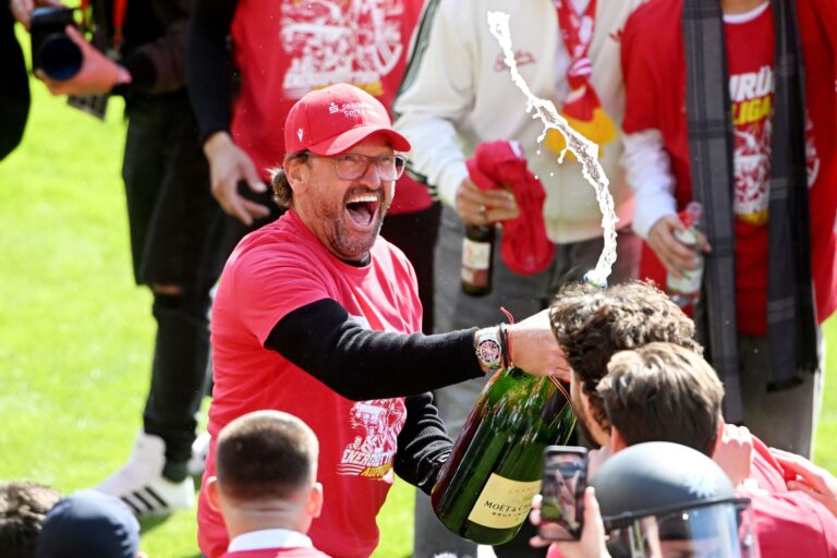 Trainer, Party-Tier und Identifikationsfigur: Energie-Coach Claus-Dieter Wollitz.