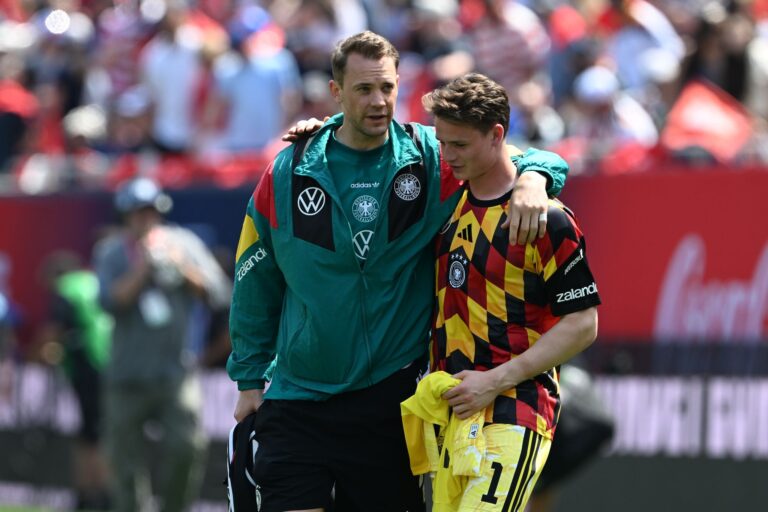 Der eine war Nationaltorwart, der andere will es werden: Manuel Neuer (l) und Jonas Urbig. (Archivbild)