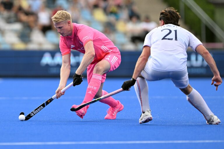 Tom Grambusch (l) tritt in die Fußstapfen seines Bruders Mats und führt die deutschen Hockey-Herren als Kapitän bei der Weltmeisterschaft in Belgien und den Niederlanden. (Archivbild)