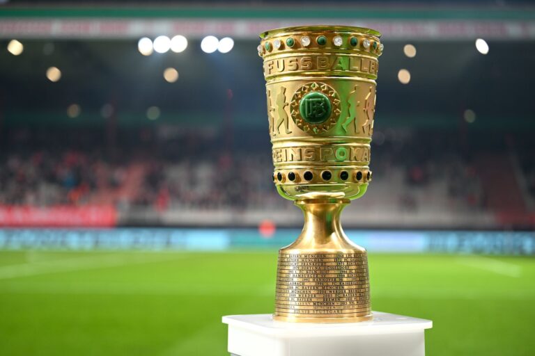 Objekt der Begierde: Die Trophäe im DFB-Pokal. (Archivbild)