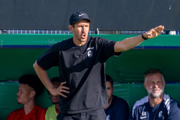 Müssen in der Conference League nach Finnland oder Schottland: Julian Schuster und seine Freiburger. (Archivbild)