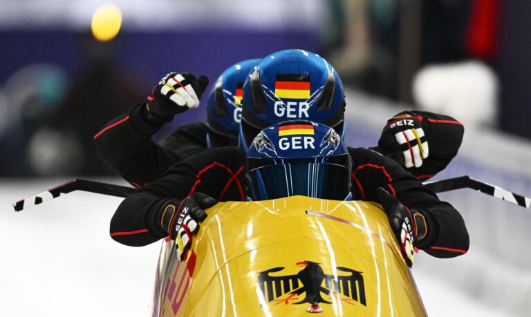 Zweimal Gold: Für Johannes Lochner und sein Team waren es erfolgreiche Winterspiele 2026. (Archivbild)