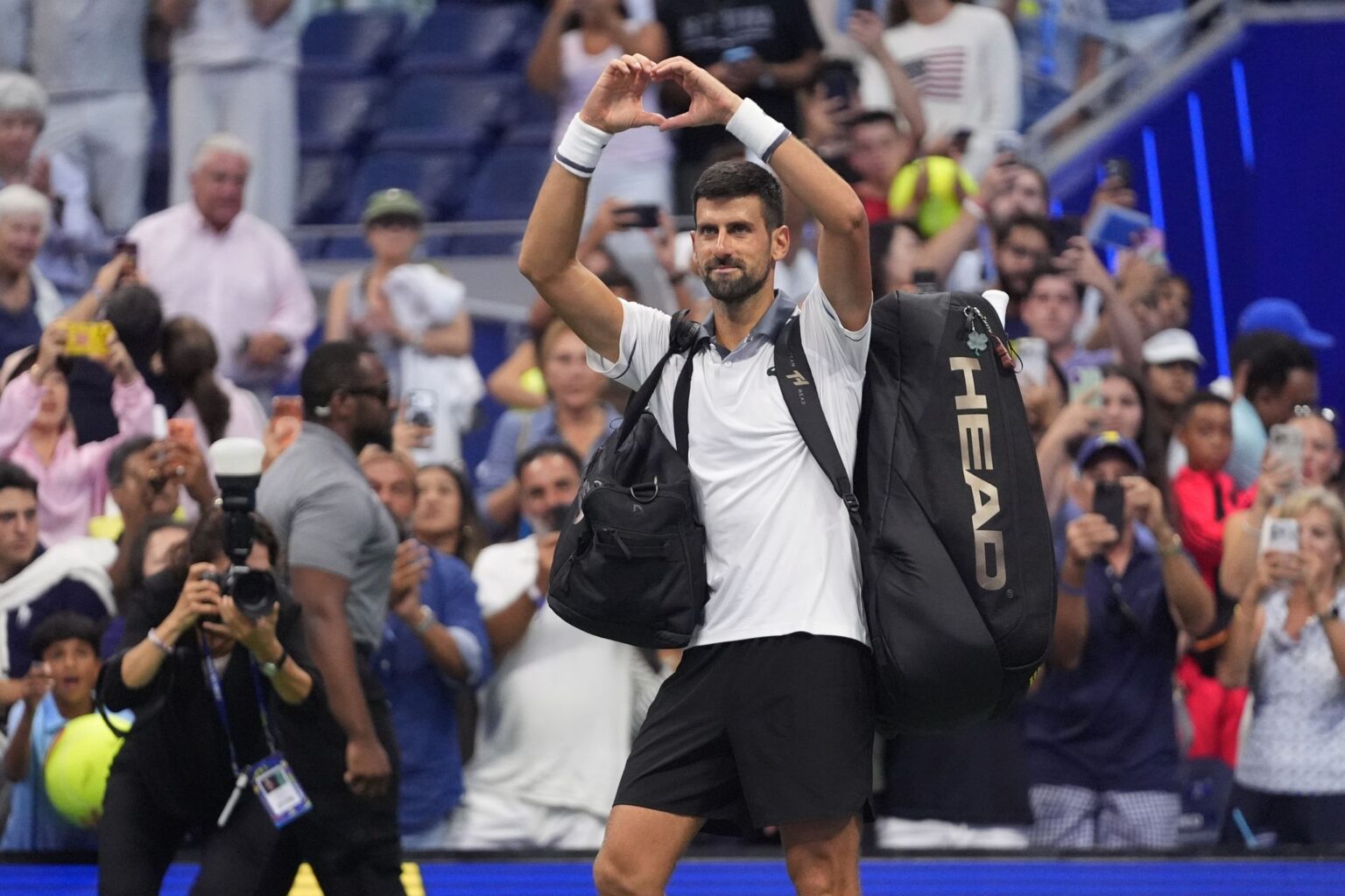 Novak Djokovic formt ein Herz zum Abschied.
