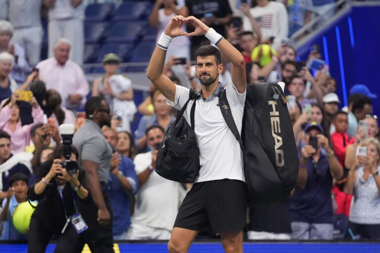Novak Djokovic formt ein Herz zum Abschied.