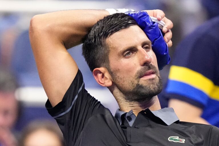 Sichtlich gezeichnet: Novak Djokovic kühlt sich beim Seitenwechsel.