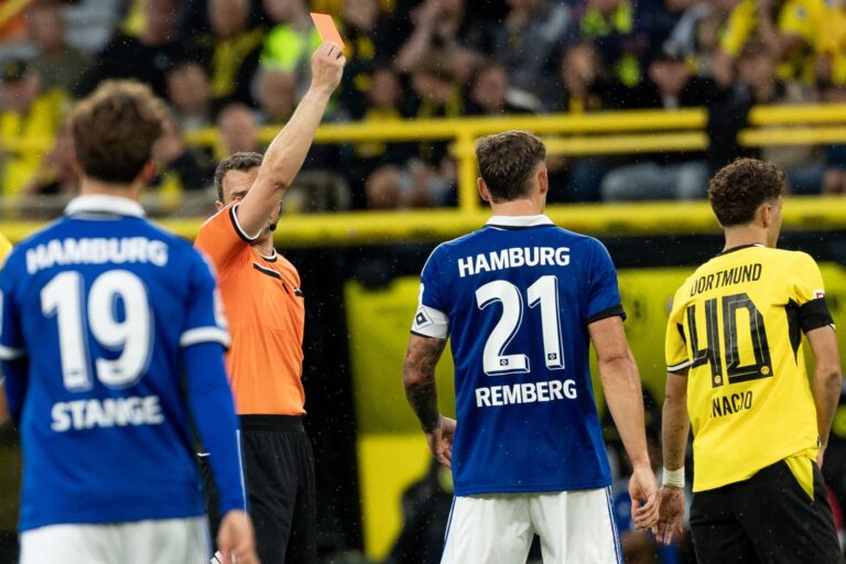 BVB-Profi Samuele Inácio musste im Spiel gegen den Hamburger SV nur drei Minuten nach seiner Einwechslung wegen eines groben Foulspiels wieder vom Platz.