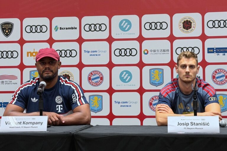 Vor dem Test gegen Aston Villa: Bayern-Trainer Kompany (l) mit Verteidiger Stanisic.