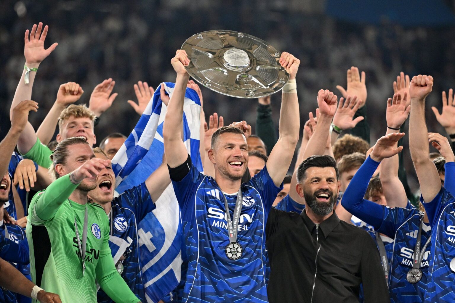 Edin Dzeko spielt noch ein Jahr Bundesliga mit Schalke. (Archivbild)