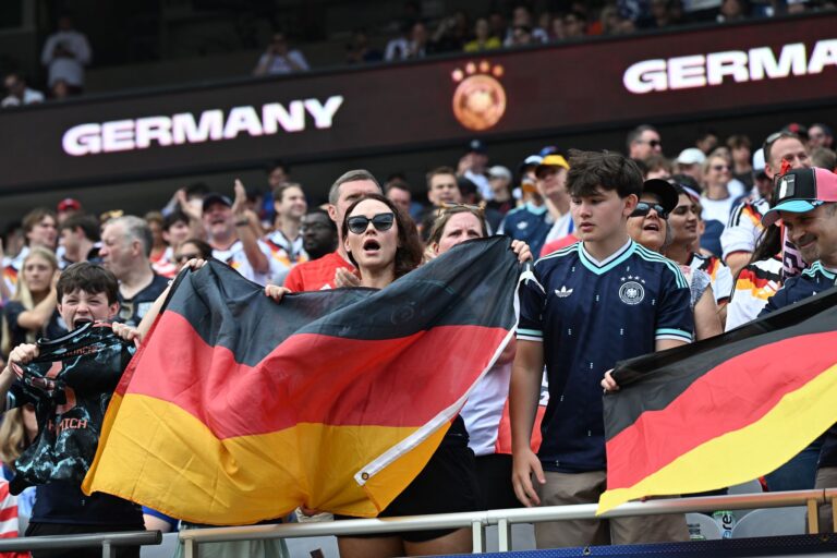 Dürfen in der Nations League wieder auf Stehplätze: Fans der deutschen Nationalmannschaft. (Archiv)