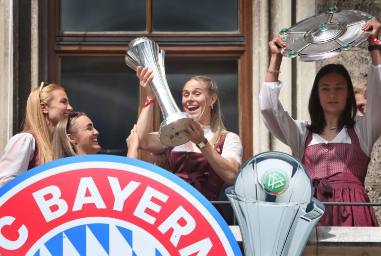 Klara Bühl (2.v.r.): Nächste Trophäe für die Bayern-Frauen? (Archivbild)