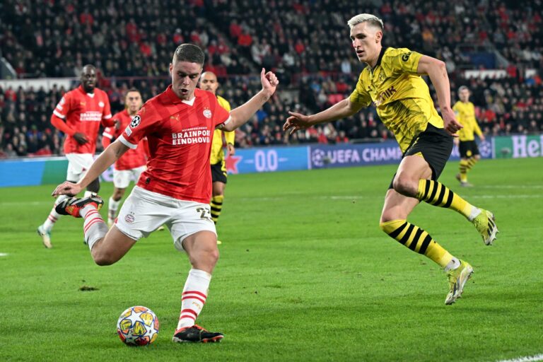 Der zentrale Mittelfeldspieler Joey Veerman (l) schließt sich Borussia Dortmund an. (Archivbild)