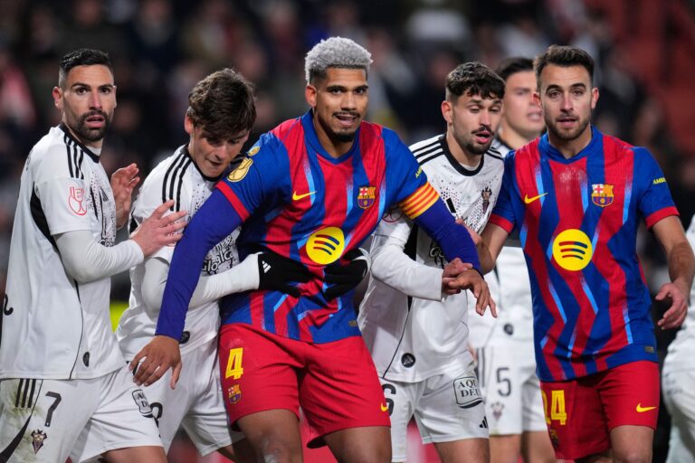 Wechselt nach Liverpool: Barcelonas bisheriger Kapitän Ronald Araujo (M). (Archivbild)