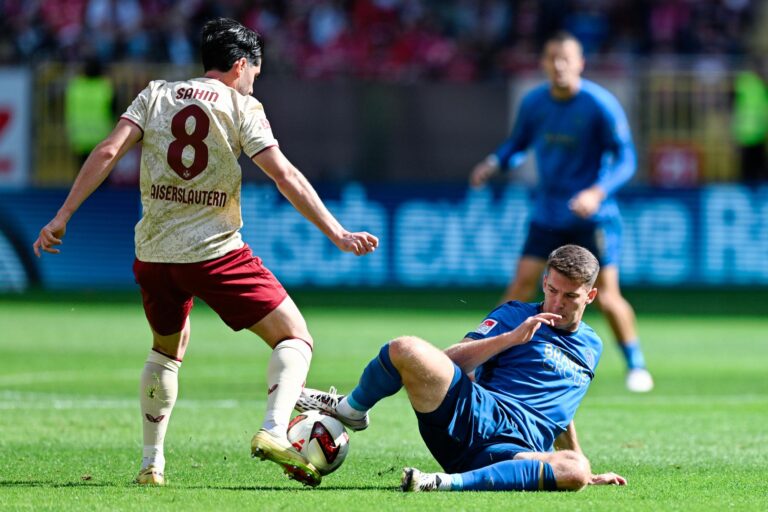 Kaiserslauterns Semih Şahin (l) und Braunschweigs Florian Flick kämpfen um den Ball.