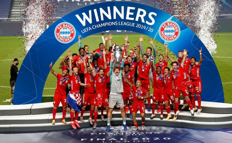 Der letzte Münchner Champions-League-Triumph fiel in die Corona-Zeit. Manuel Neuer reckt den Pokal in die Höhe. (Archivbild)