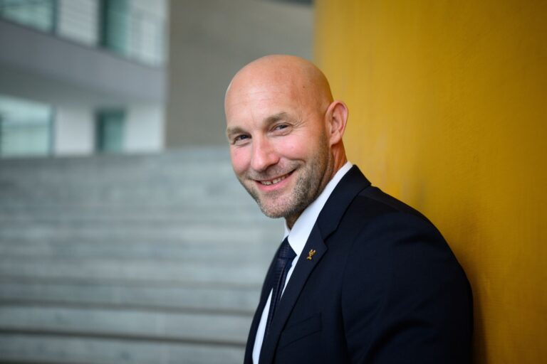 Sport-Staatsminister Ronald Rauhe hätte Olympia am liebsten im Jahr 2040 in Deutschland. (Archivbild)