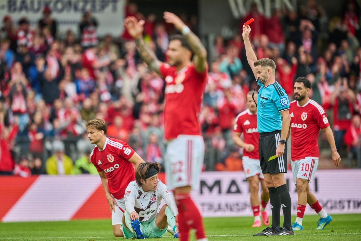 Der Platzverweis für Ando veränderte das Spiel, St. Pauli geriet in dei Defensive.
