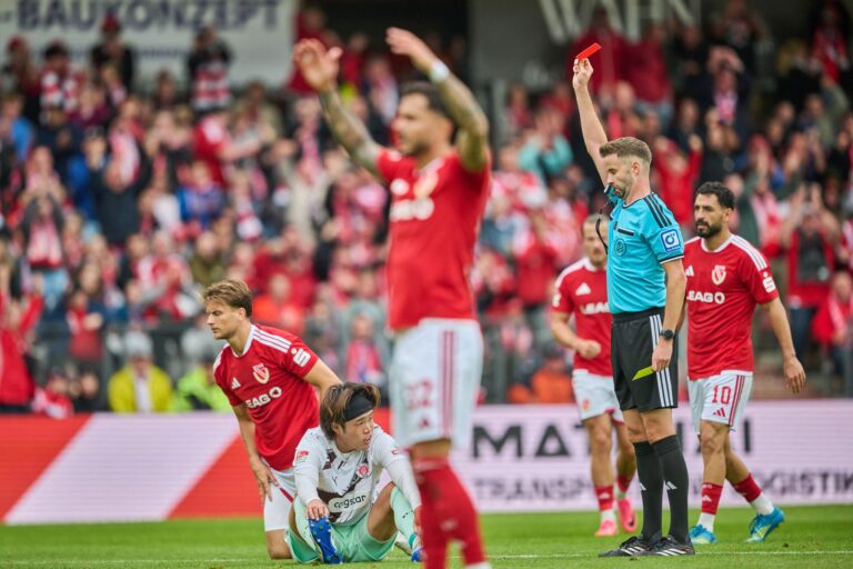 Der Platzverweis für Ando veränderte das Spiel, St. Pauli geriet in dei Defensive.
